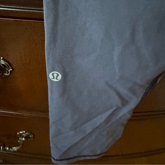 Lululemon crops pants in a size 4 used exellent condition - Picture 5 of 5